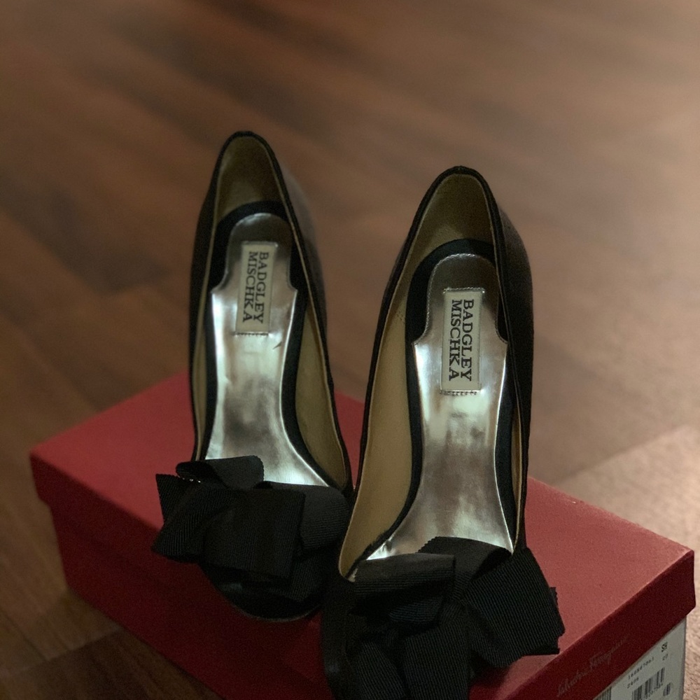 Black high heeled bow